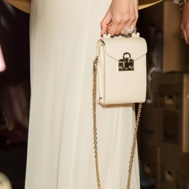 Kulislerde el çantası detayı