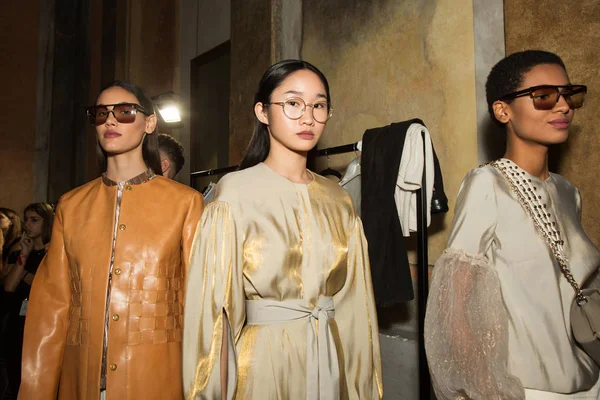 Gorgeous models posing in the backstage — Stock Photo, Image