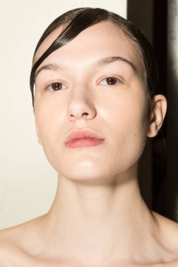 Muhteşem model backstage içinde poz