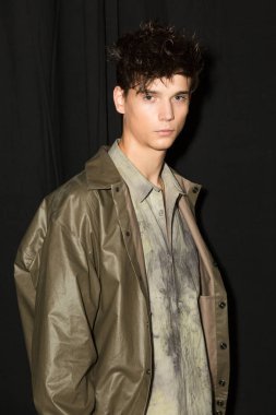 Muhteşem model backstage içinde poz