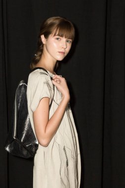 Muhteşem model backstage içinde poz