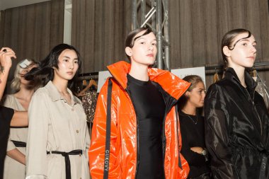 Mükemmel modele backstage içinde poz