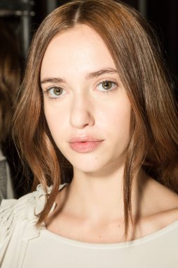 Muhteşem model backstage içinde poz