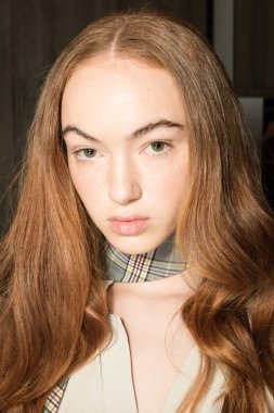 Muhteşem model backstage içinde poz