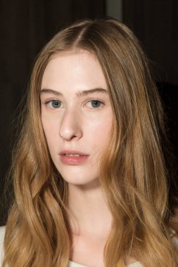 Muhteşem model backstage içinde poz