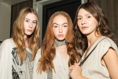 Mükemmel modele backstage içinde poz