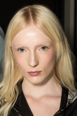 Muhteşem model backstage içinde poz