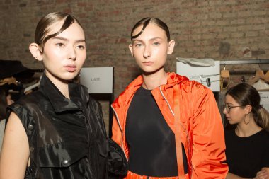 Mükemmel modele backstage içinde poz