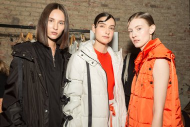 Mükemmel modele backstage içinde poz