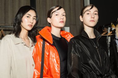 Mükemmel modele backstage içinde poz