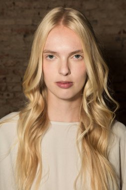 Muhteşem model backstage içinde poz
