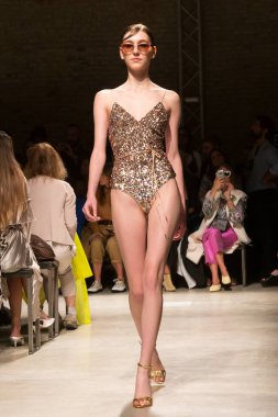 Muhteşem modeli pist yürüyüş