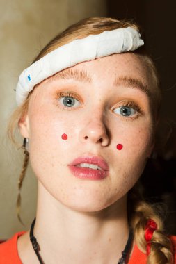 Muhteşem model backstage içinde poz