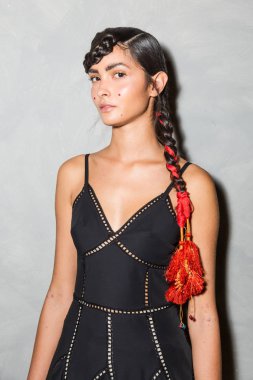 Muhteşem model backstage içinde poz