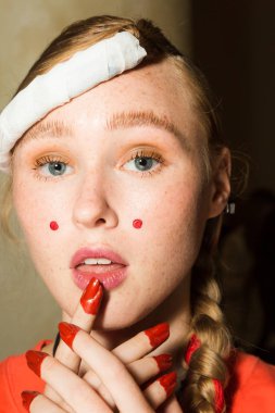 Muhteşem model backstage içinde poz