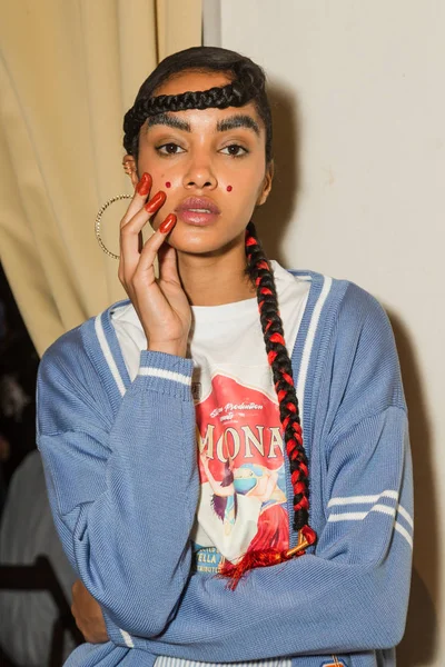 Gorgeous model posing in the backstage — Stock Photo, Image