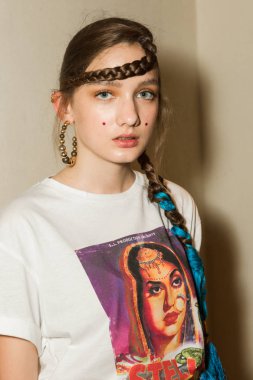 Muhteşem model backstage içinde poz