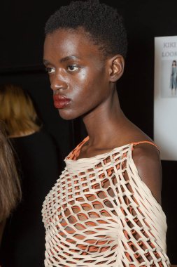 Muhteşem model backstage içinde poz