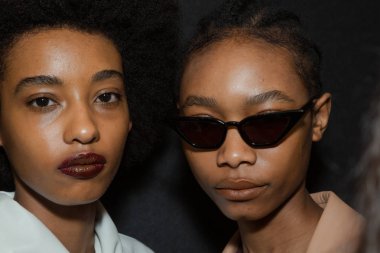 Mükemmel modele backstage içinde poz