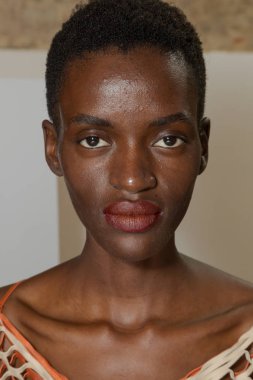 Muhteşem model backstage içinde poz