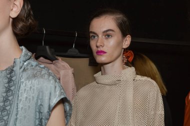 Muhteşem model backstage içinde poz