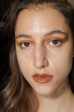 Muhteşem model backstage içinde poz