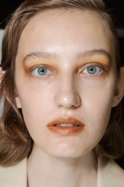 Muhteşem model backstage içinde poz