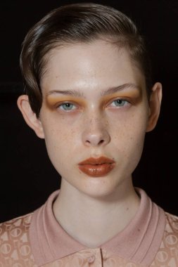 Muhteşem model backstage içinde poz