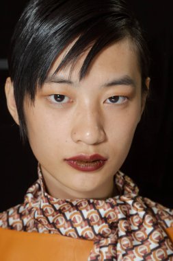 Muhteşem model backstage içinde poz