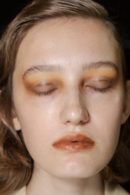 Muhteşem model backstage içinde poz