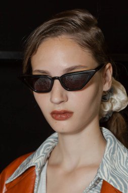 Muhteşem model backstage içinde poz