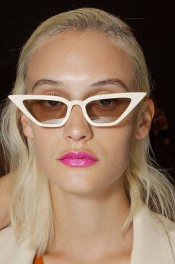 Muhteşem model backstage içinde poz