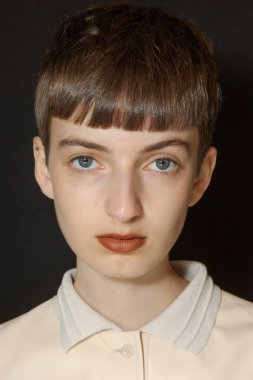 Muhteşem model backstage içinde poz