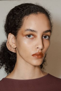 Muhteşem model backstage içinde poz