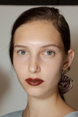 Muhteşem model backstage içinde poz