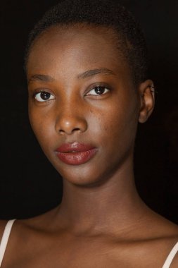 Muhteşem model backstage içinde poz