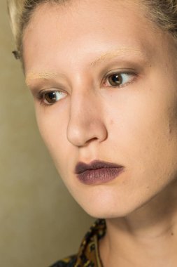 Muhteşem model backstage içinde poz
