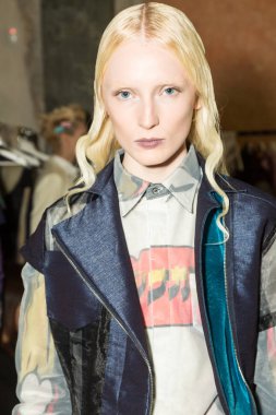 Muhteşem model backstage içinde poz