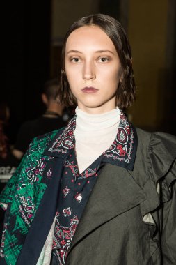 Muhteşem model backstage içinde poz