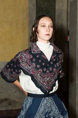 Muhteşem model backstage içinde poz