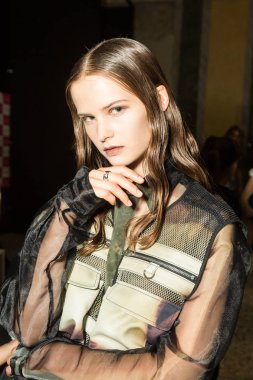 Muhteşem model backstage içinde poz