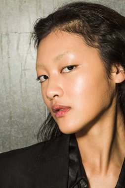 Muhteşem model backstage içinde poz