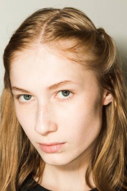 Muhteşem model backstage içinde poz