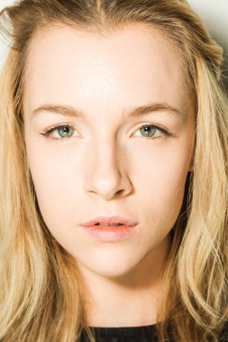 Muhteşem model backstage içinde poz