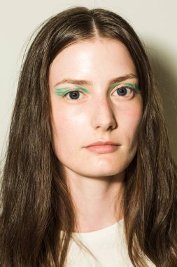 Muhteşem model backstage içinde poz