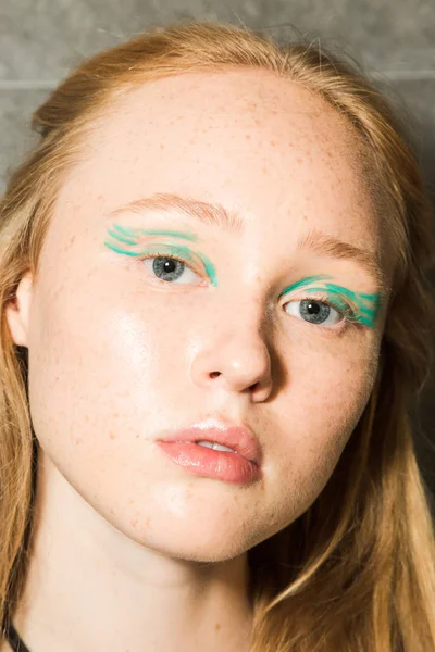 Muhteşem model backstage içinde poz