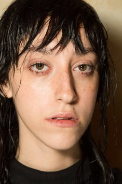 Muhteşem model backstage içinde poz