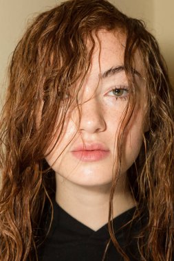 Muhteşem model backstage içinde poz