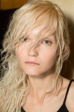 Muhteşem model backstage içinde poz