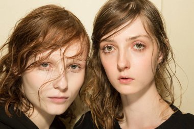 Muhteşem model backstage içinde poz